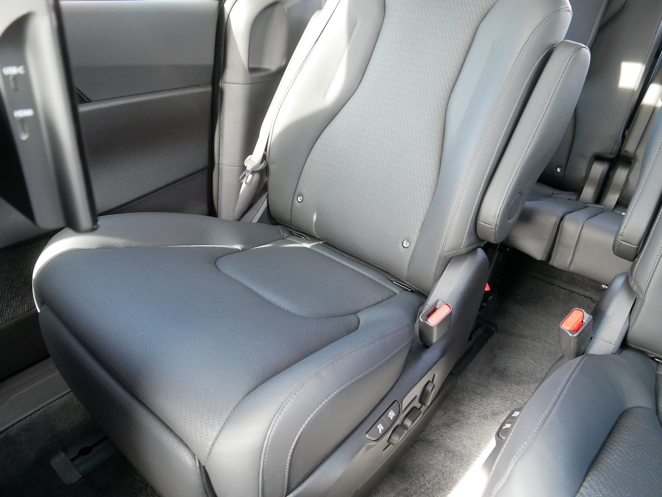Certified 2025 Kia Carnival SX Prestige FWD image 12