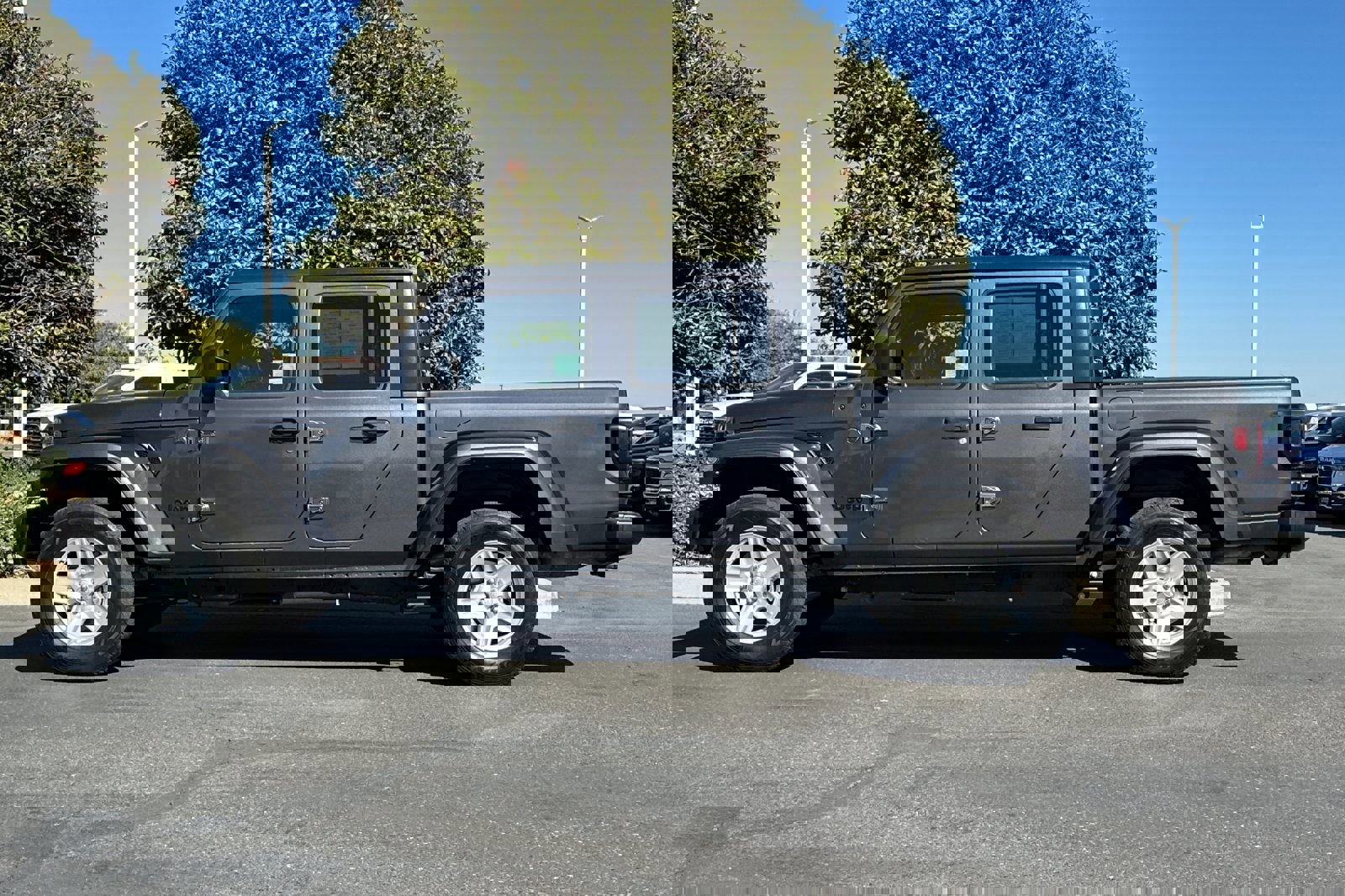 Used 2022 Jeep Gladiator Sport image 7