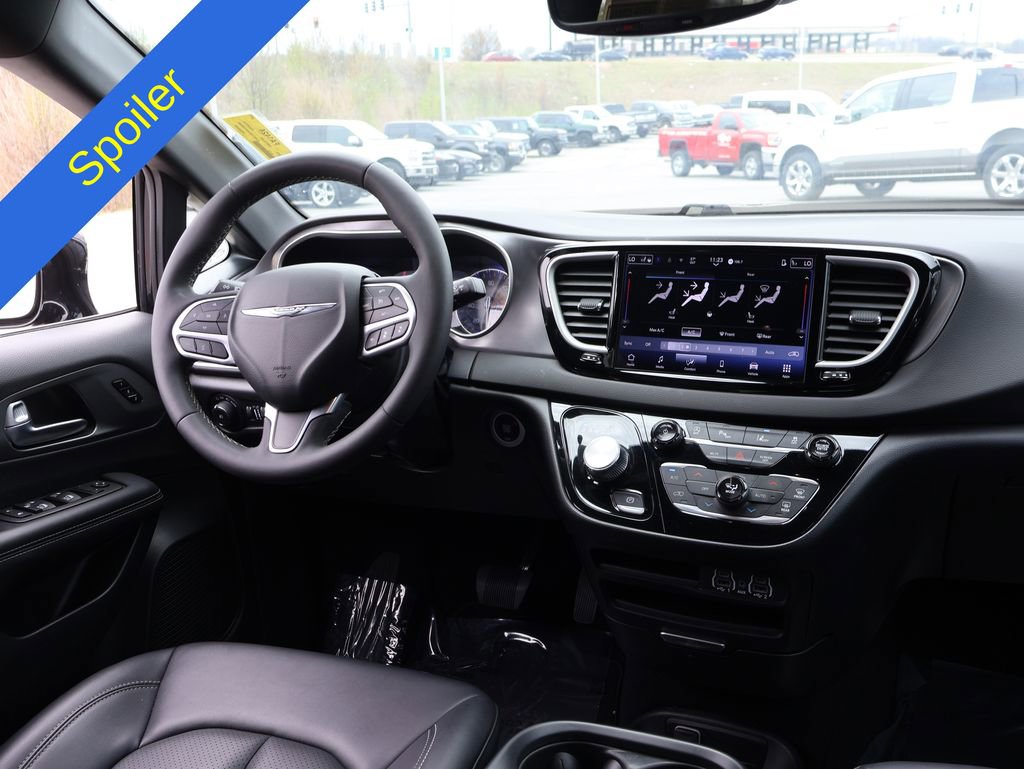 Used 2025 Chrysler Pacifica Select FWD image 13