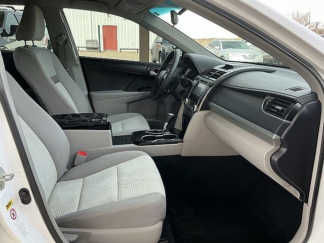 Used 2014 Toyota Camry LE image 9