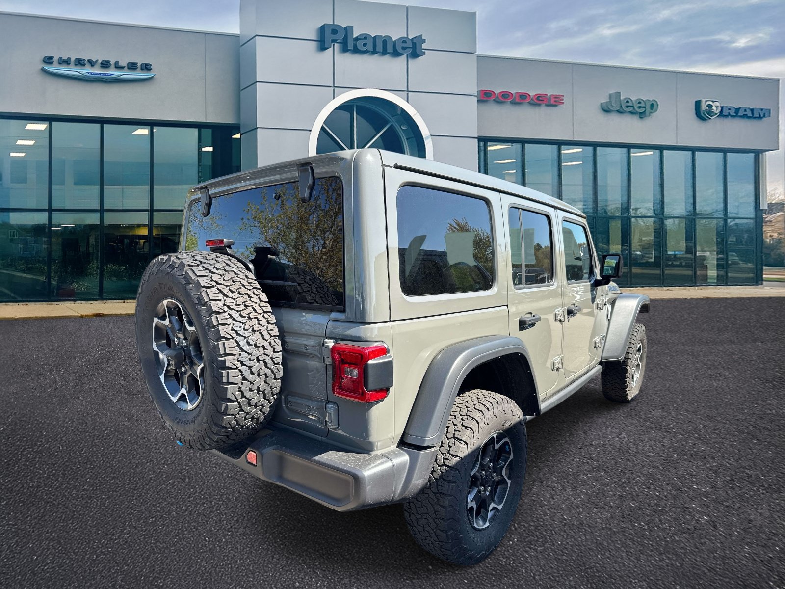 Used 2023 Jeep Wrangler Unlimited Rubicon 4xe w/ Cold Weather Group AWD/4WD image 2