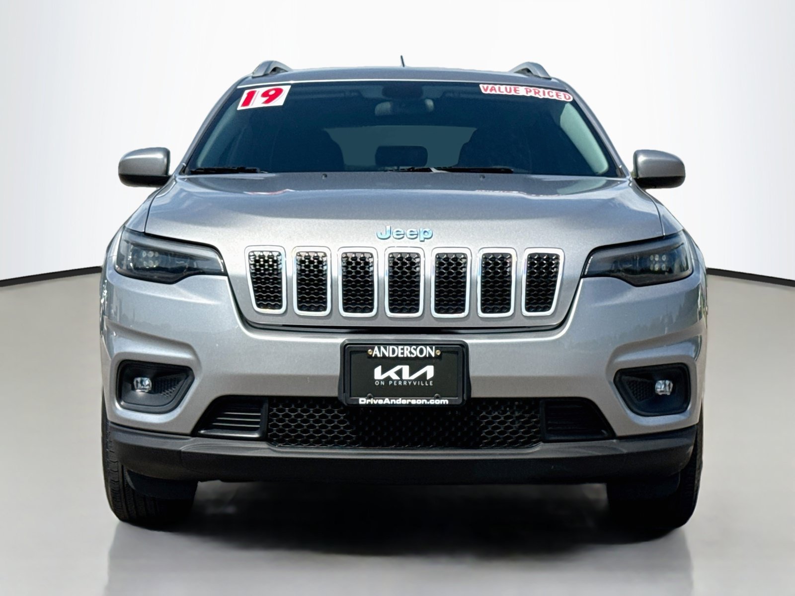 Used 2019 Jeep Cherokee Latitude w/ Popular Appearance Group FWD image 2