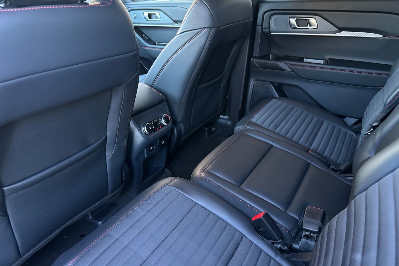 New 2026 Ford Explorer ST-Line w/ ST-Line Street Pack image 13