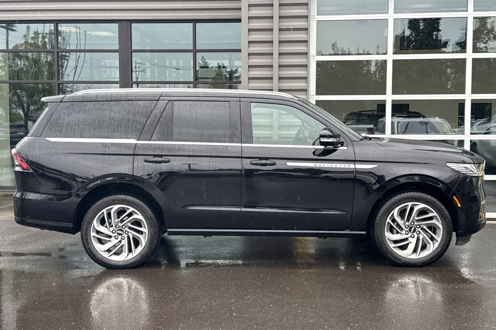 Used 2025 Lincoln Navigator Reserve image 3