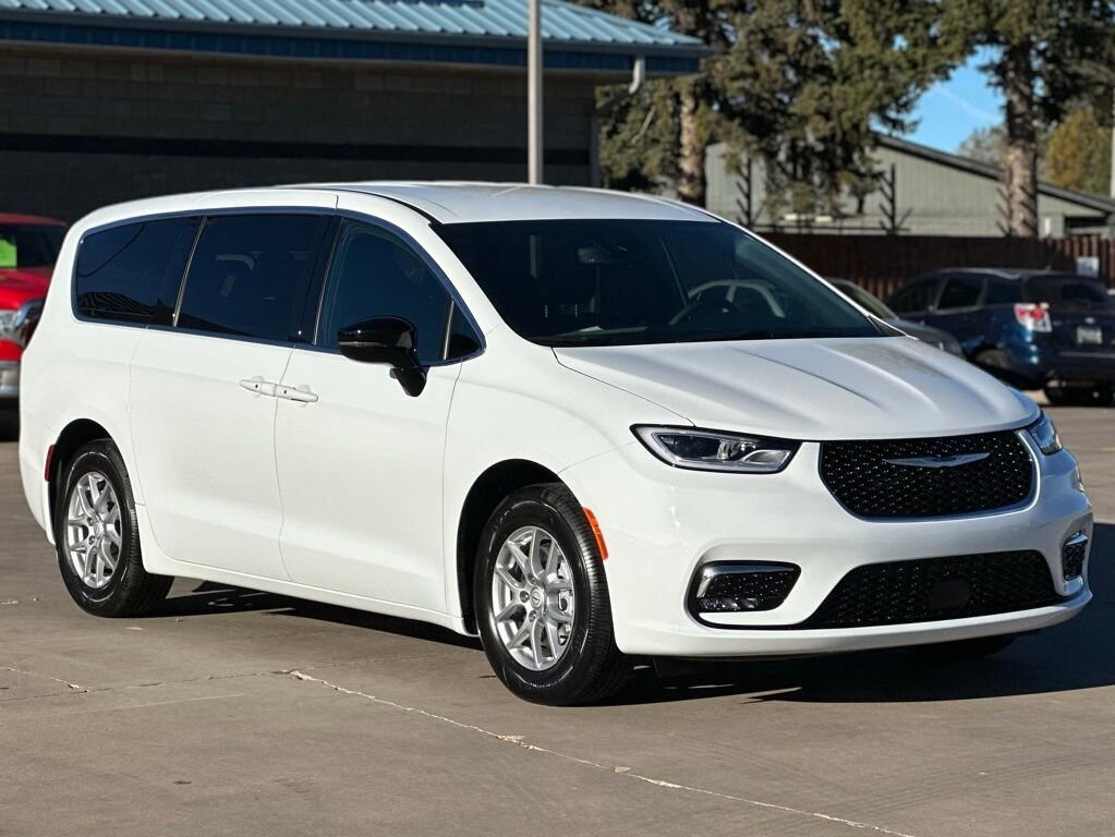 New 2026 Chrysler Pacifica Select image 1