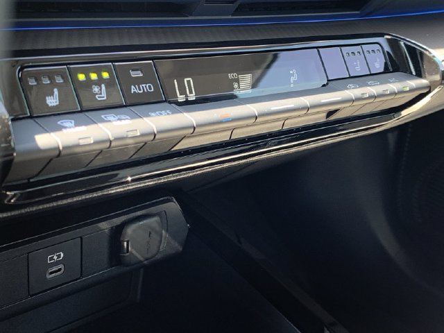 Used 2023 Toyota Prius Limited FWD image 30
