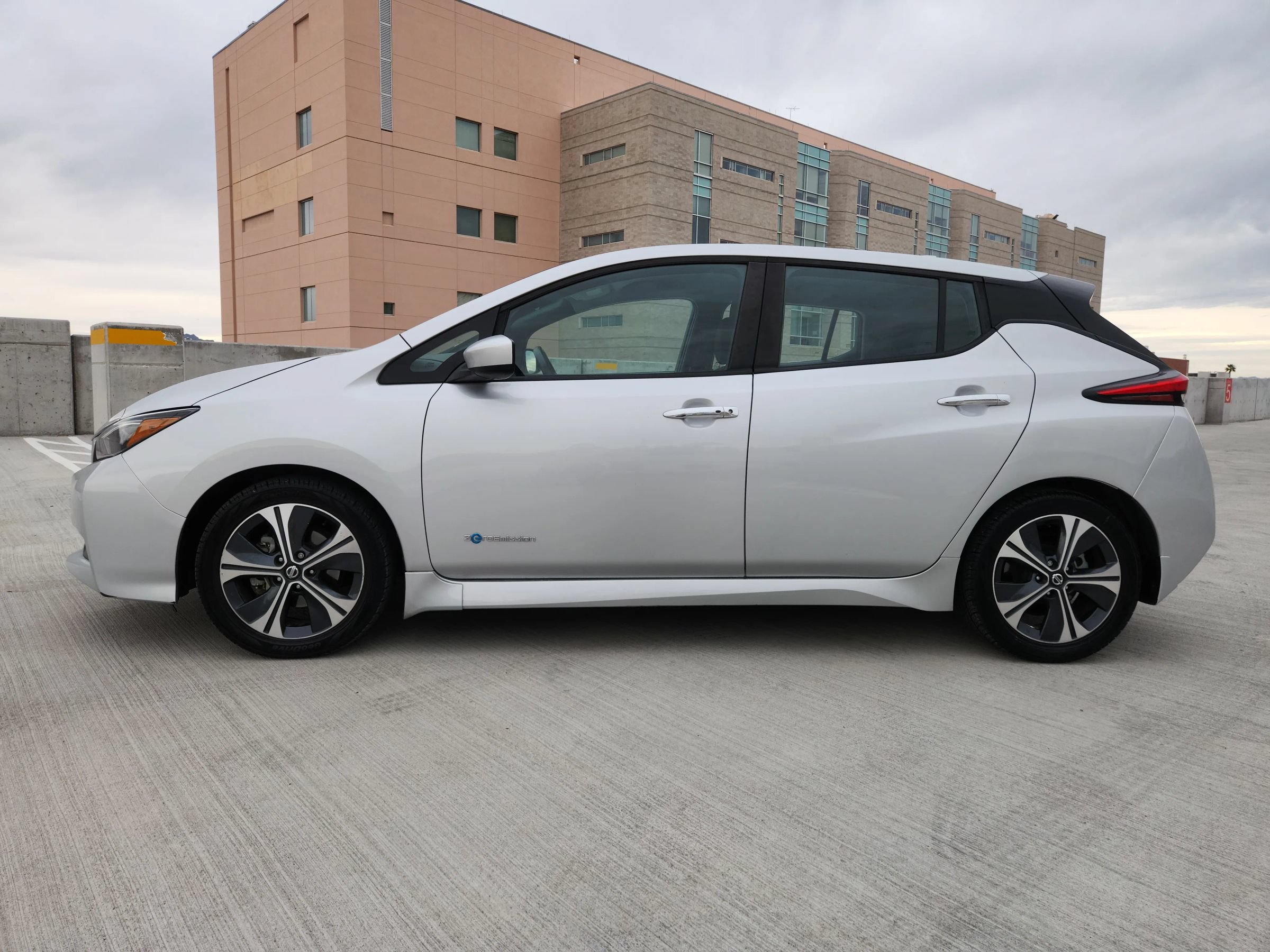 Used 2018 Nissan Leaf SV FWD image 4