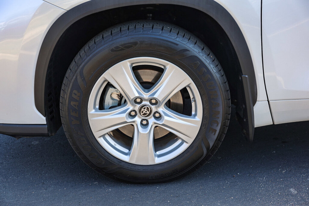 Used 2023 Toyota Highlander LE AWD/4WD image 29