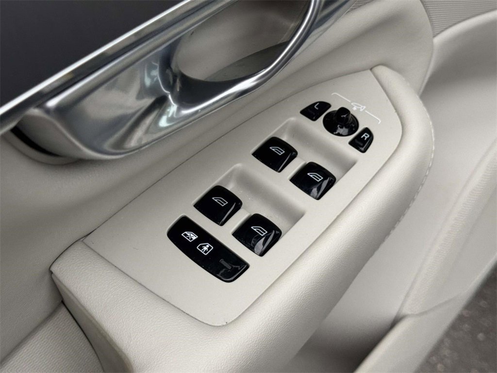 Certified 2024 Volvo XC90 B5 Core w/ Protection Package Premier image 15