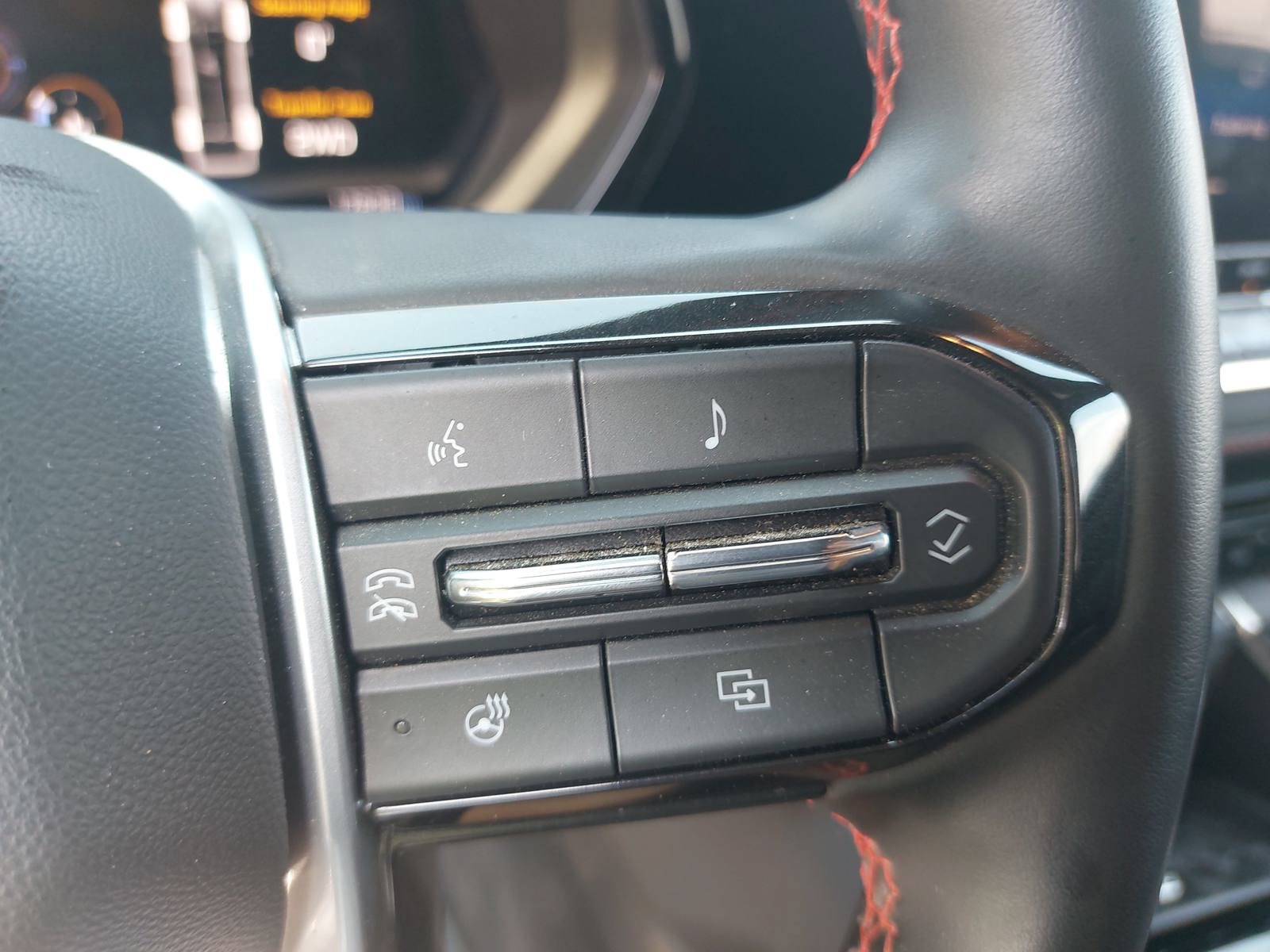 Used 2025 Chevrolet Colorado Z71 w/ Technology Package AWD/4WD image 17