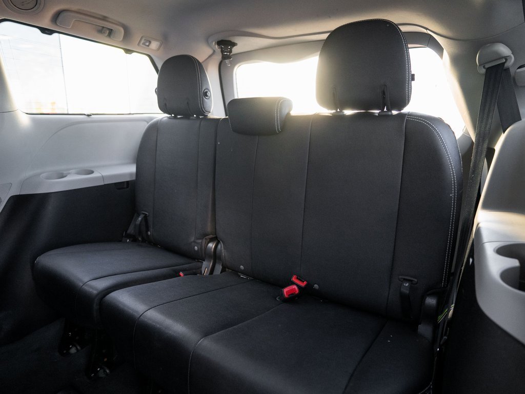 Used 2016 Toyota Sienna SE Premium image 31