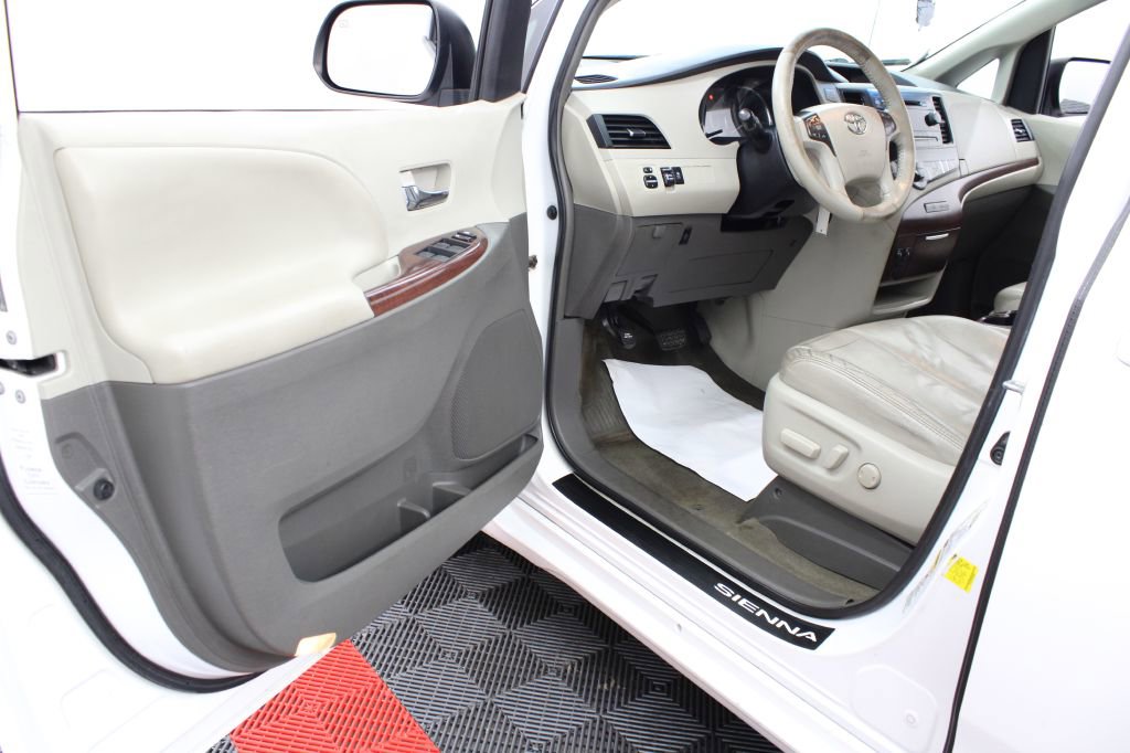 Used 2013 Toyota Sienna XLE image 13