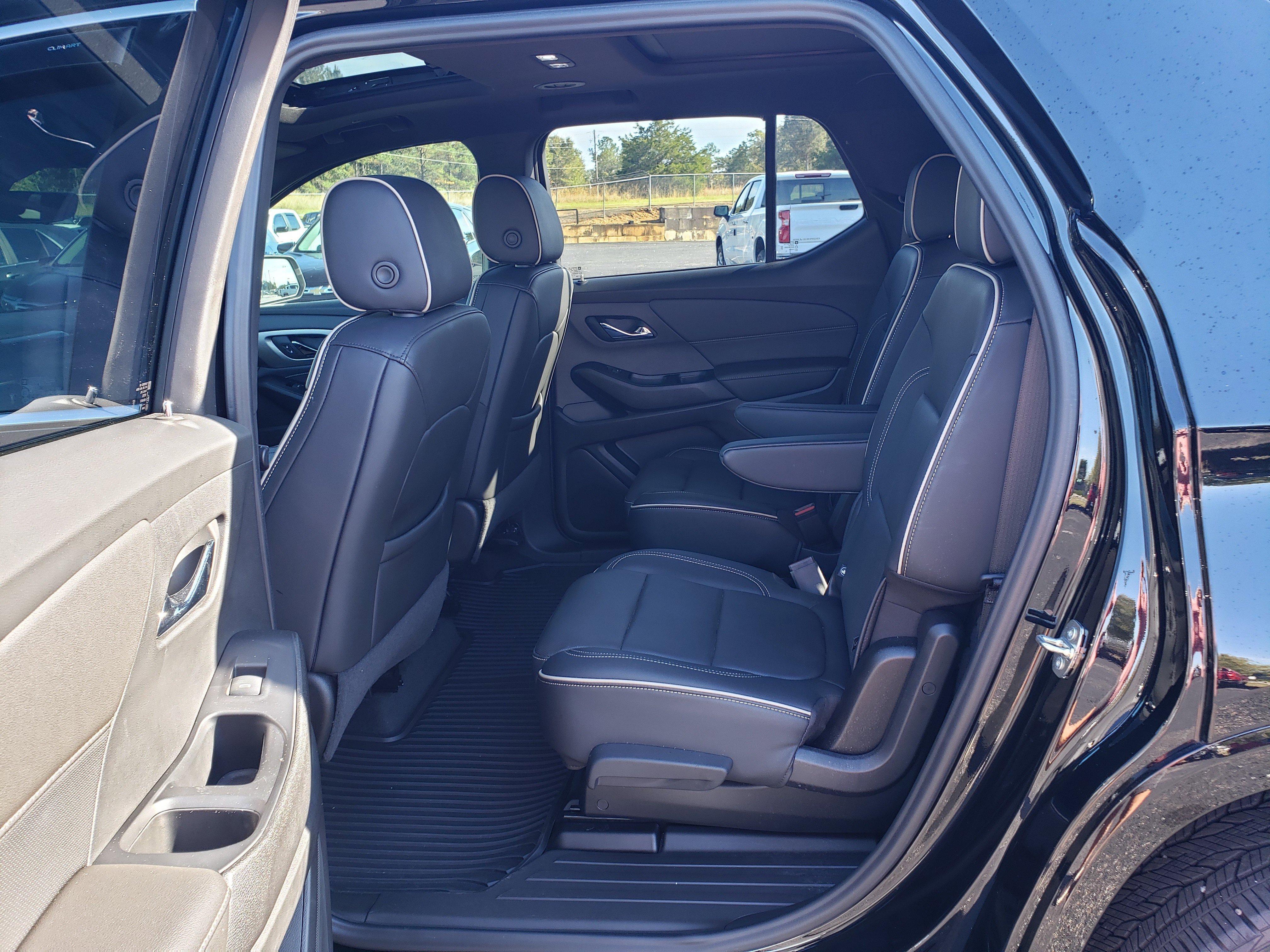 Used 2023 Chevrolet Traverse Premier image 31