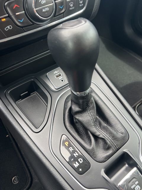 Used 2020 Jeep Cherokee Latitude Plus w/ Comfort/Convenience Group FWD image 17