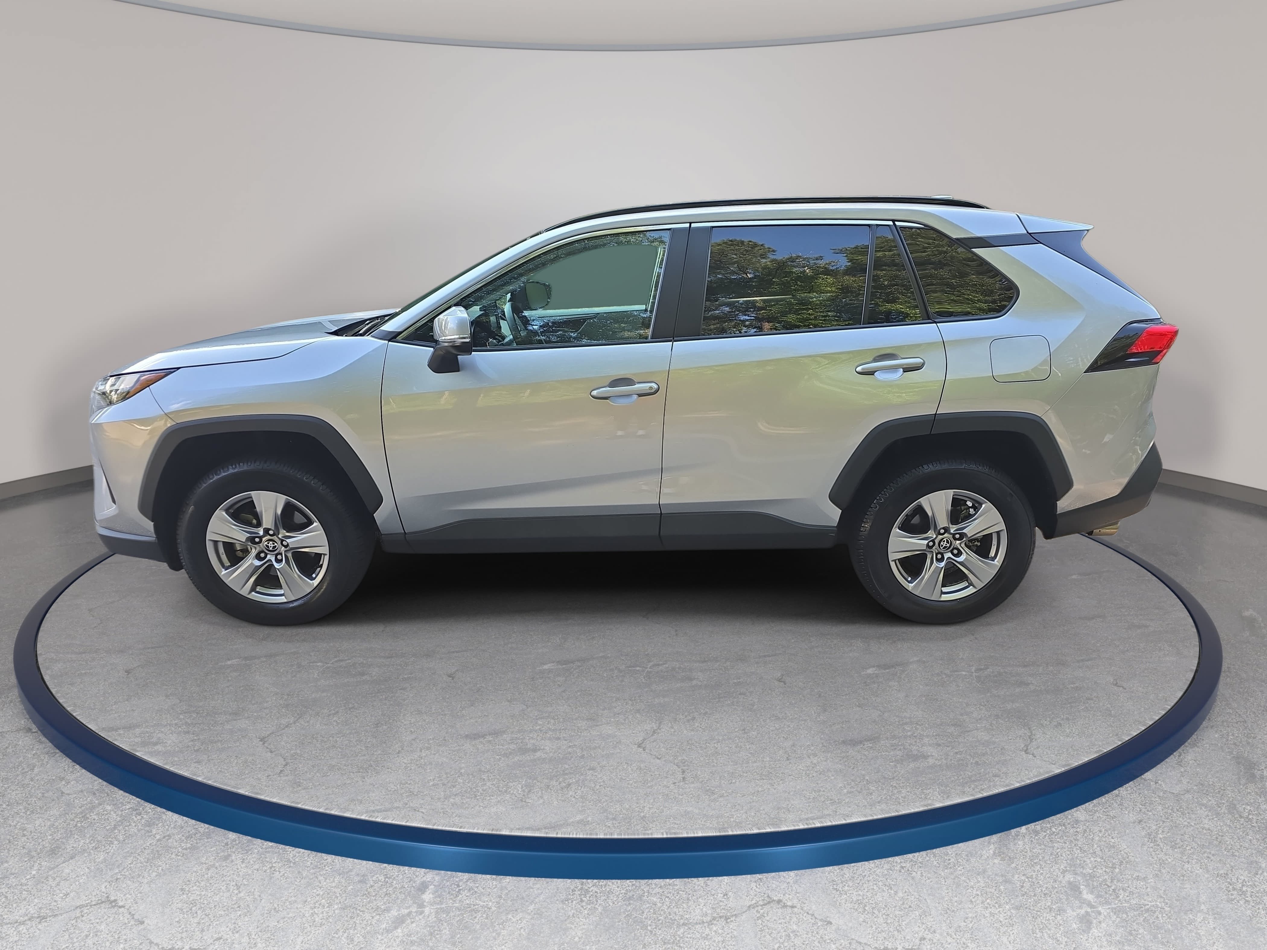 Used 2022 Toyota RAV4 XLE AWD/4WD image 8