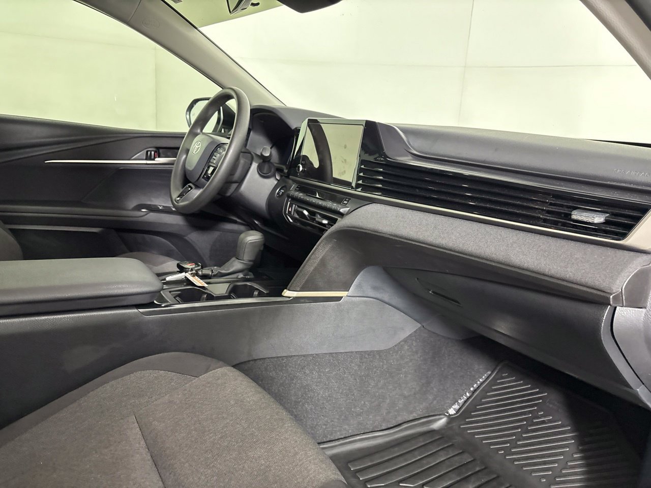 Used 2025 Toyota Camry LE FWD image 31