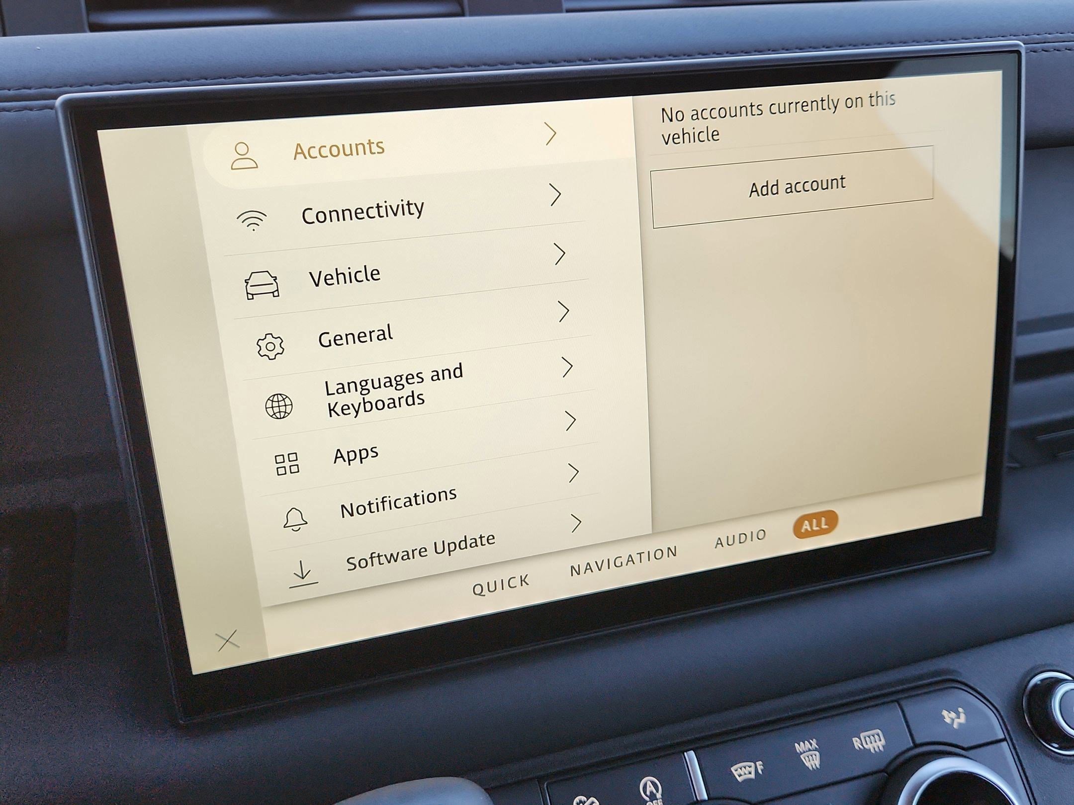 Used 2025 Land Rover Defender 90 X-Dynamic SE image 28