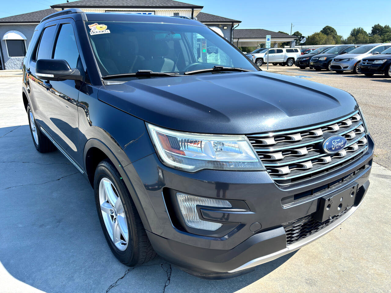 Used 2017 Ford Explorer XLT image 2