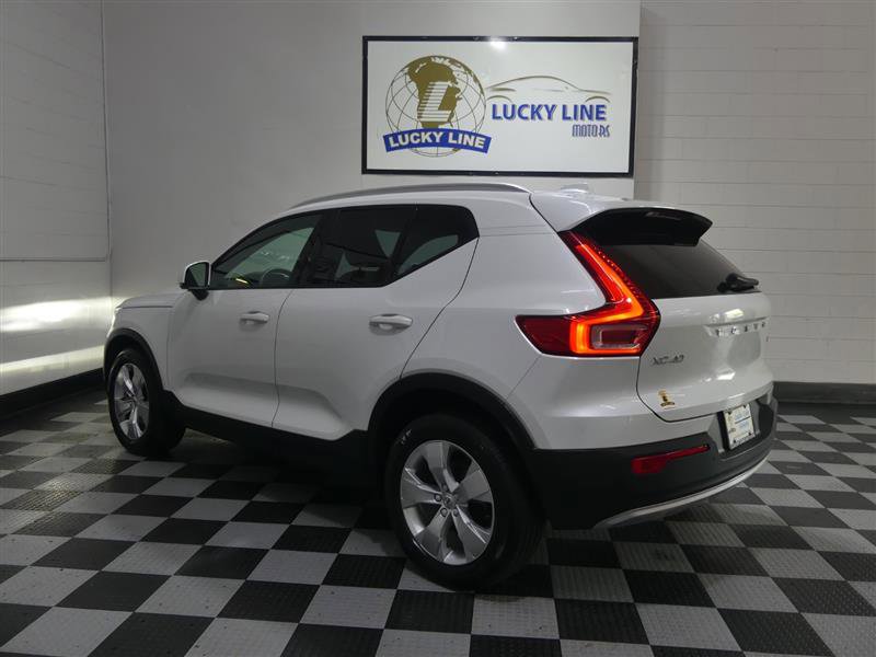 Used 2021 Volvo XC40 T5 Momentum w/ Climate Package image 11