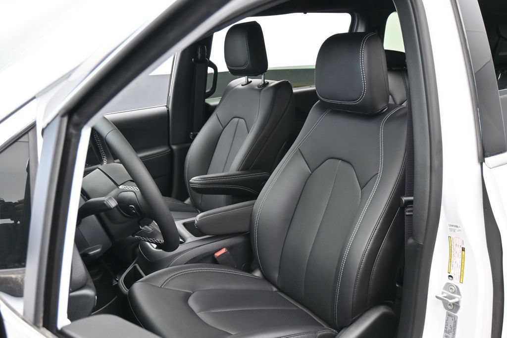 Used 2025 Chrysler Pacifica Select FWD image 10
