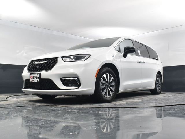 Used 2024 Chrysler Pacifica Select image 54