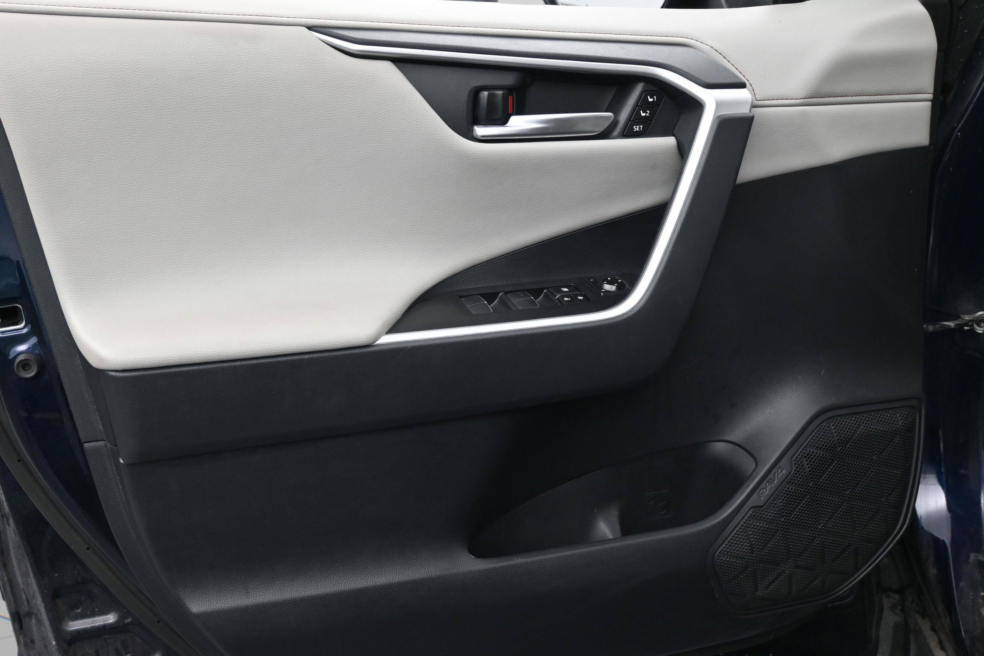 Used 2019 Toyota RAV4 Limited w/ Cold Weather Package FWD image 11