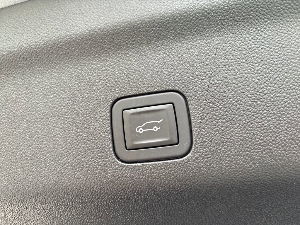 Used 2025 GMC Yukon XL Denali AWD/4WD image 47