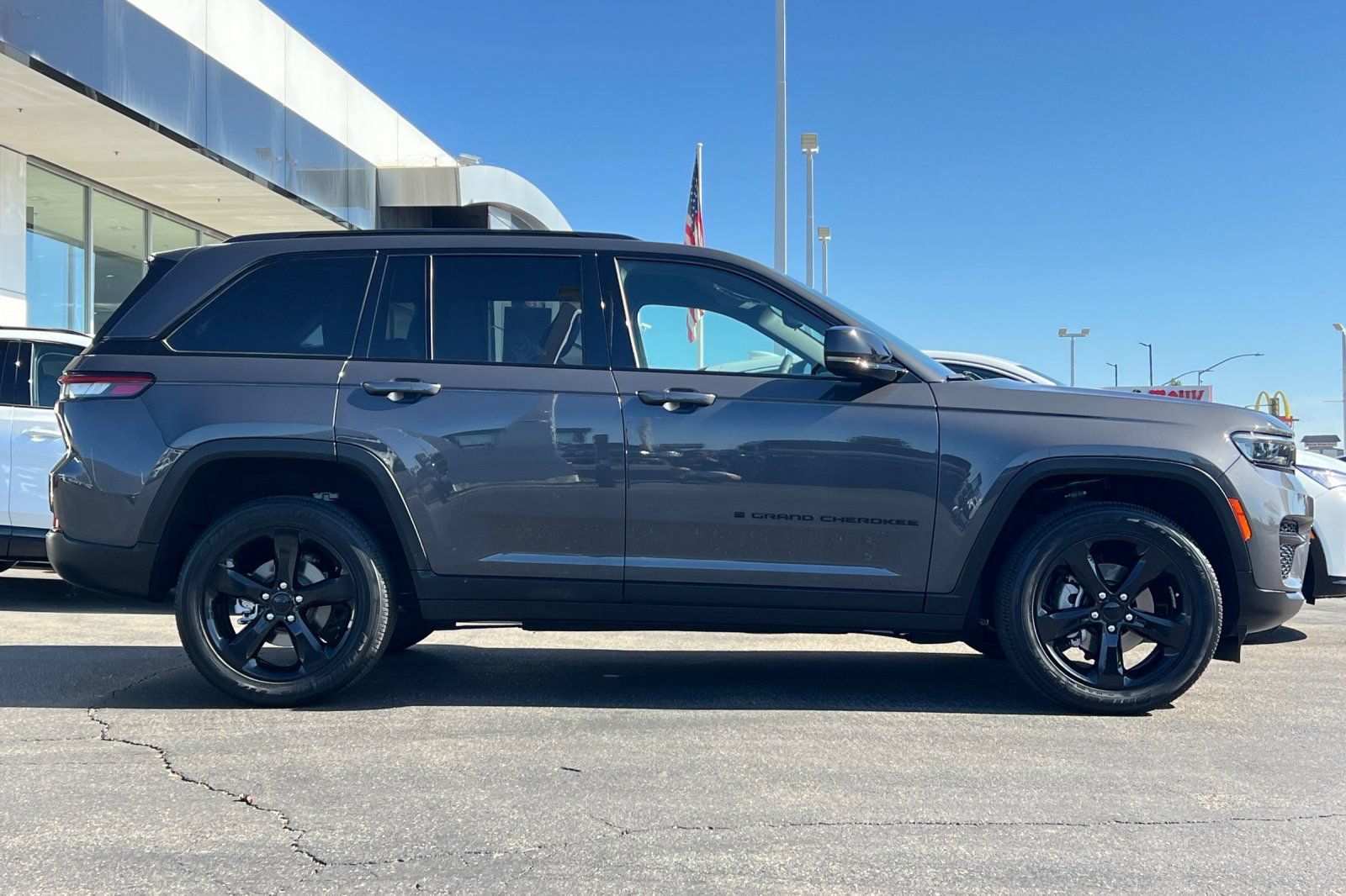 Used 2023 Jeep Grand Cherokee Altitude AWD/4WD image 3