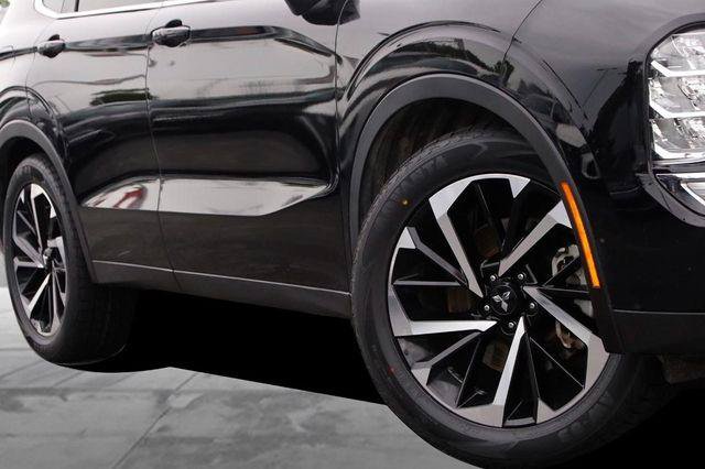 Used 2024 Mitsubishi Outlander SE Black Edition FWD image 3