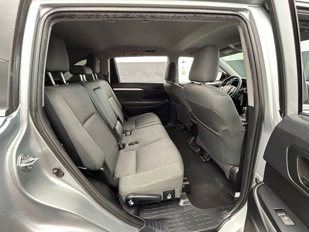 Used 2019 Toyota Highlander LE FWD image 35