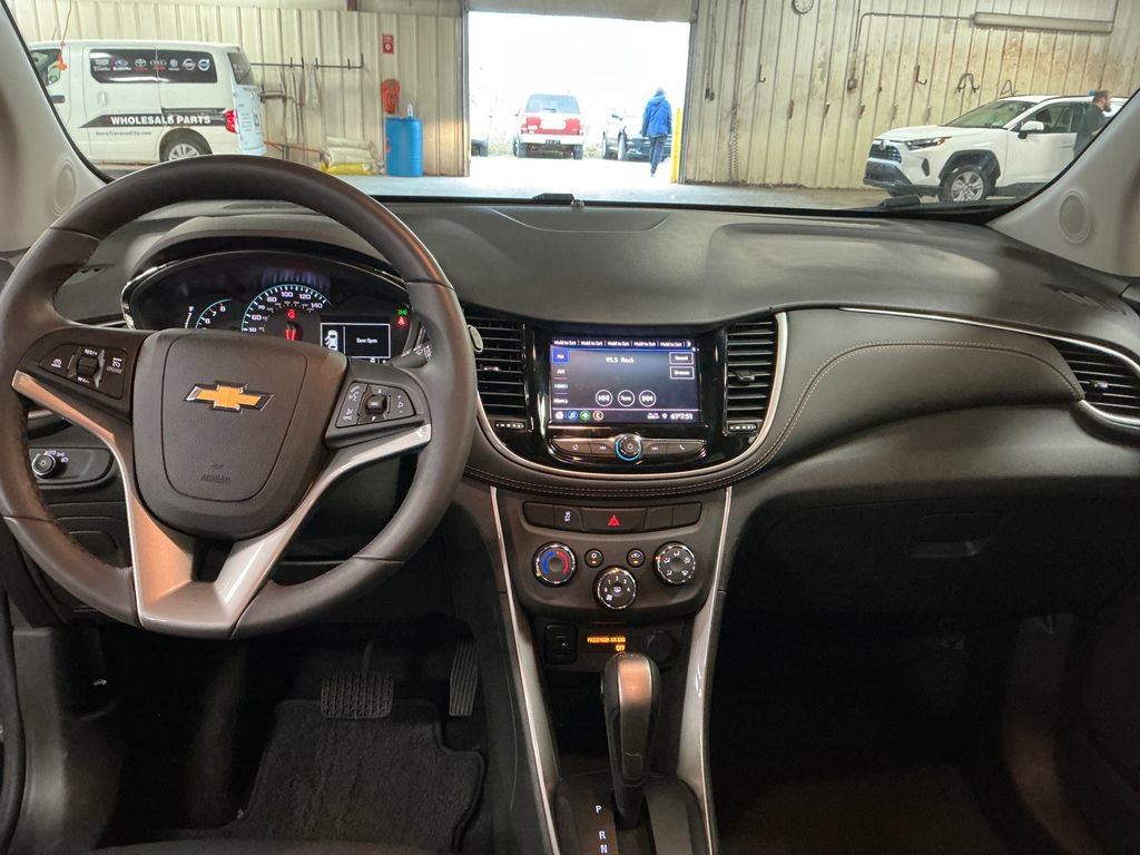 Used 2022 Chevrolet Trax LT w/ Midnight Edition AWD/4WD image 19