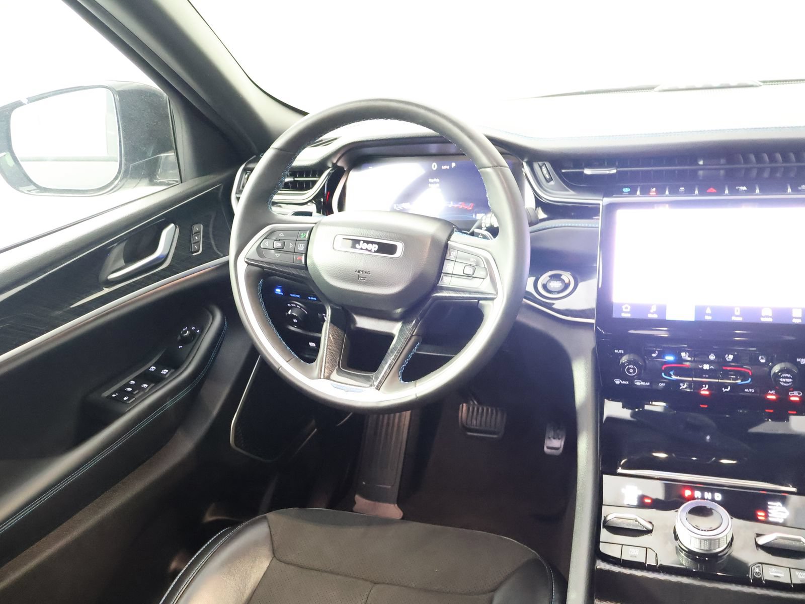 Used 2024 Jeep Grand Cherokee Trailhawk w/ Advanced Protech Group II AWD/4WD image 31