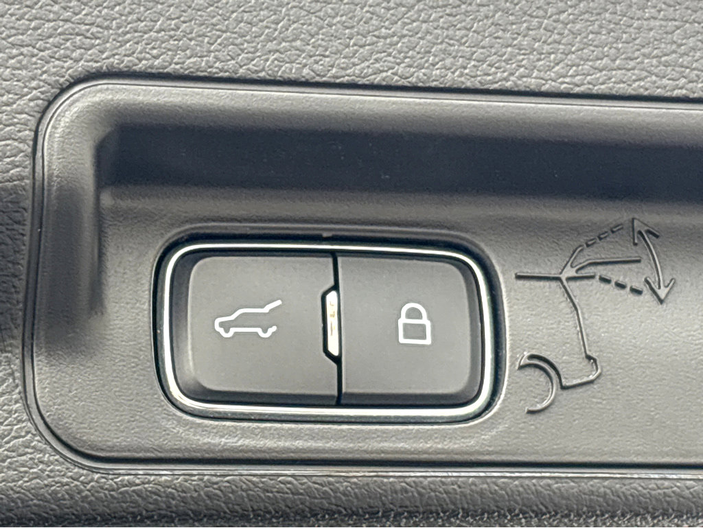 Used 2020 Ford Explorer XLT w/ Comfort Package image 24