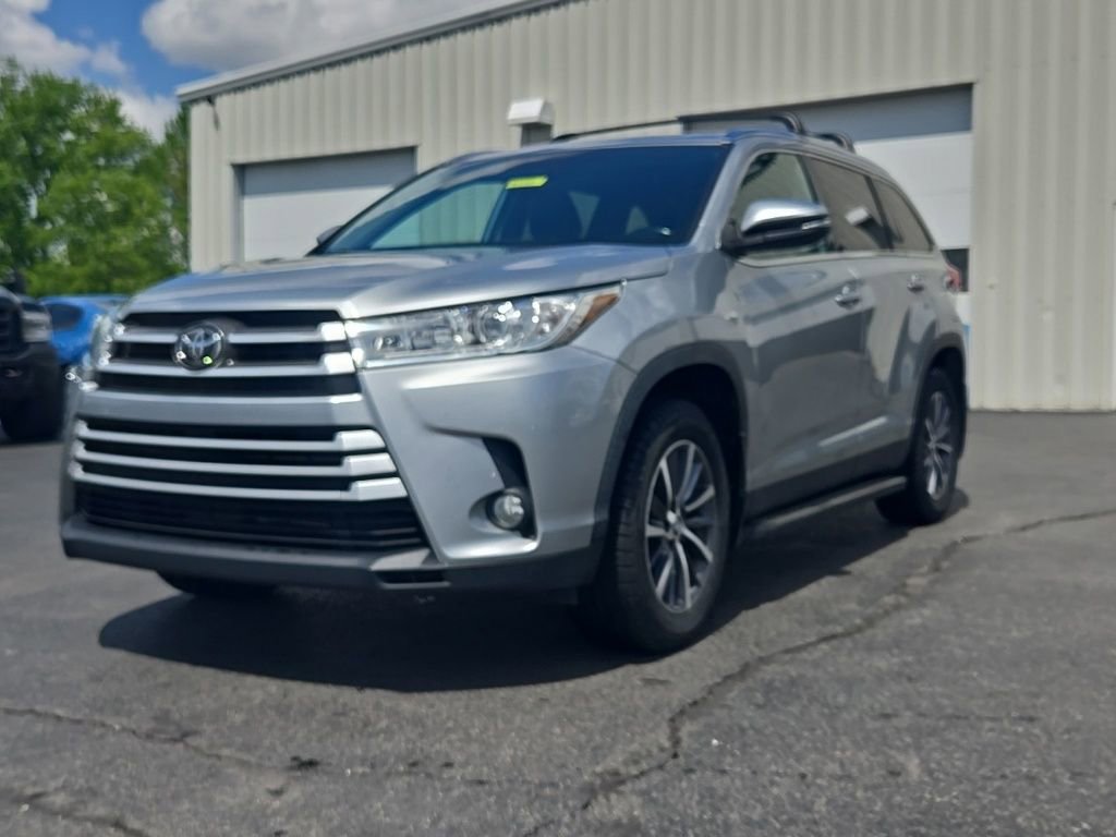 Used 2019 Toyota Highlander XLE AWD/4WD image 3