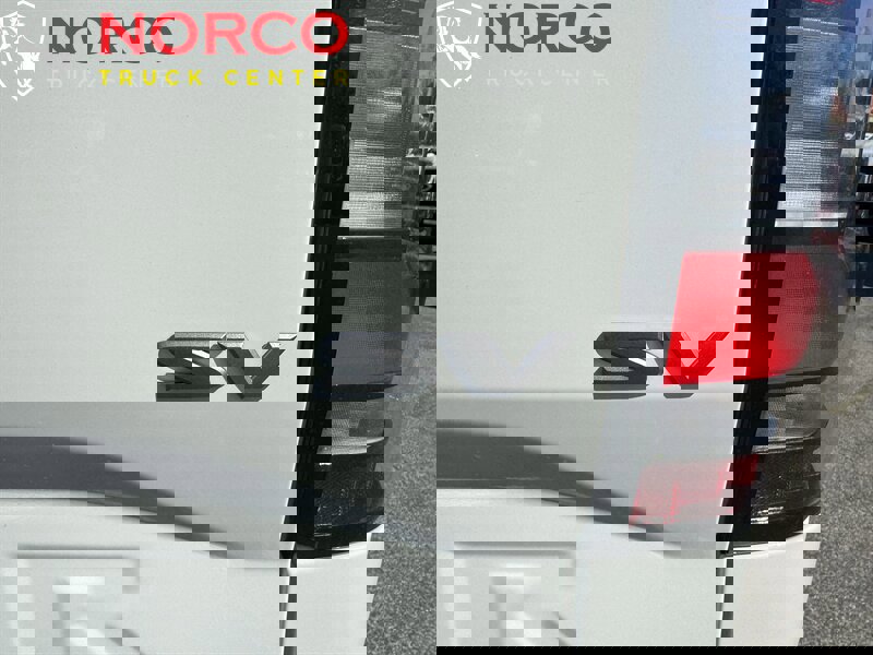 Used 2024 Nissan Frontier SV image 11