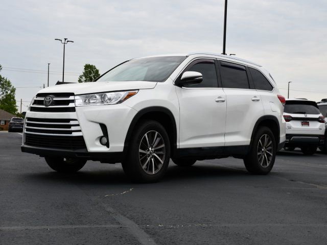 Used 2019 Toyota Highlander XLE FWD image 3