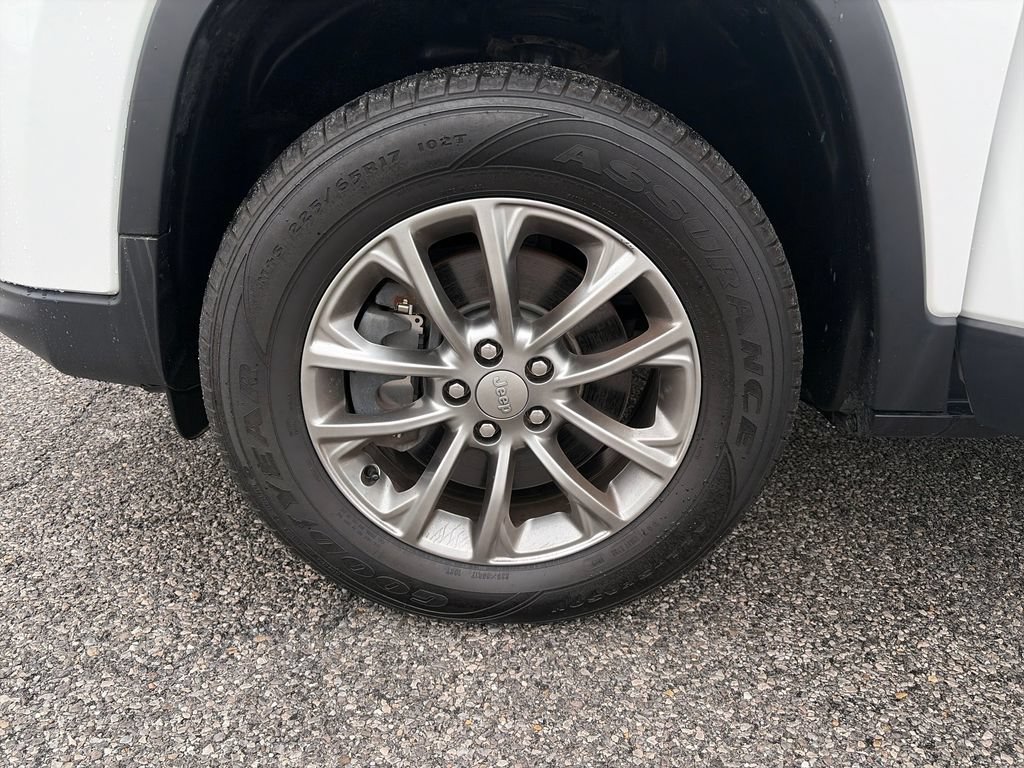 Used 2019 Jeep Cherokee Latitude Plus AWD/4WD image 26