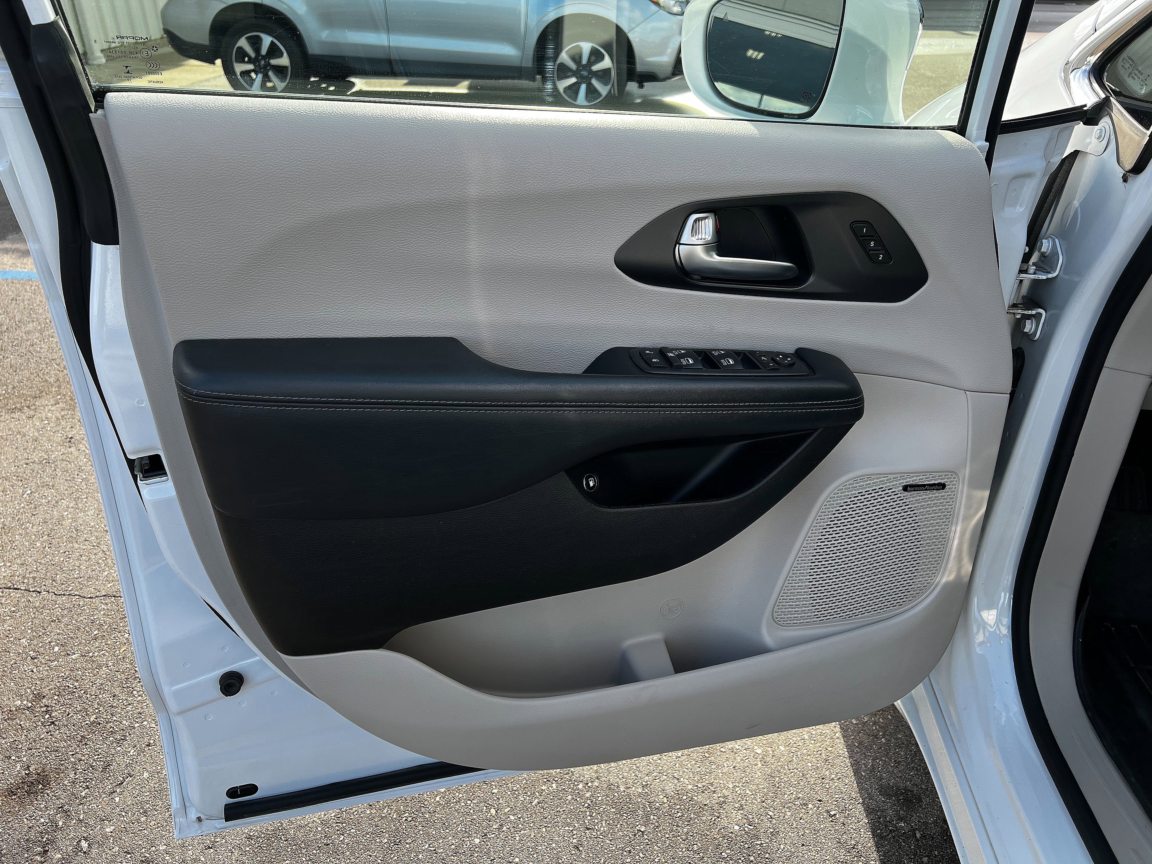 Used 2020 Chrysler Pacifica Limited w/ Advanced Safetytec Group image 12