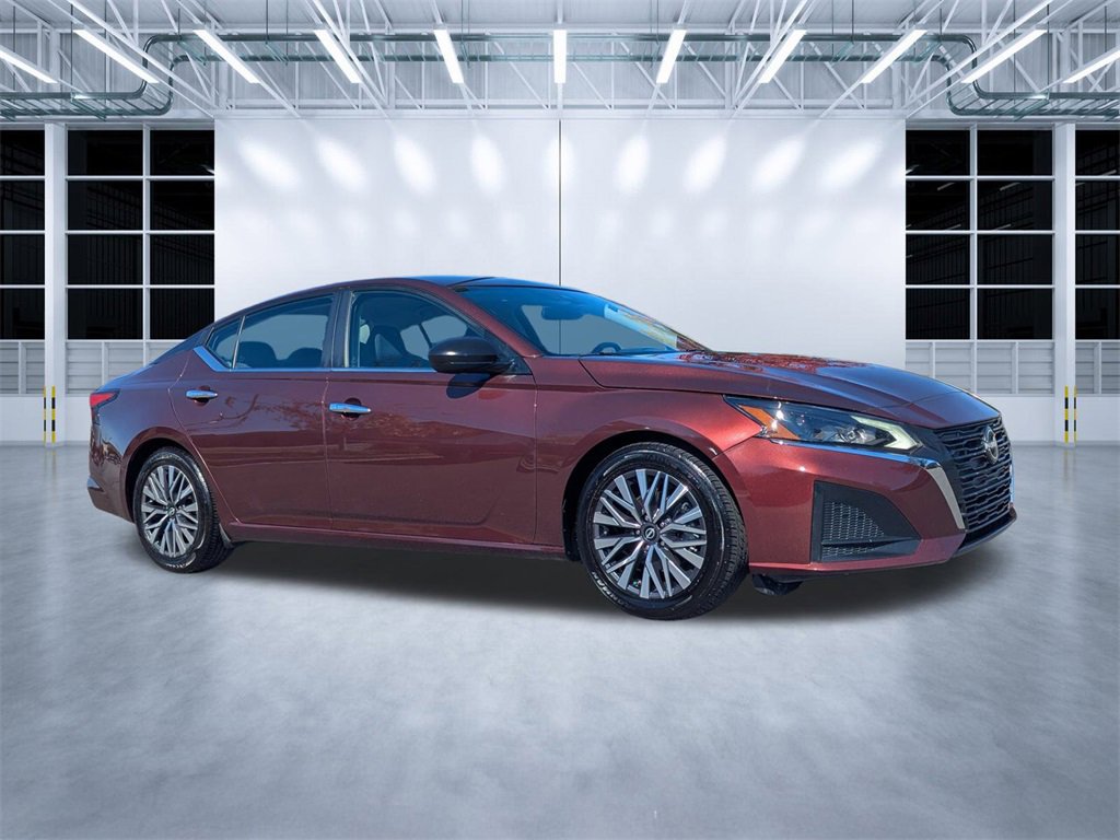 Used 2024 Nissan Altima 2.5 SV image 2