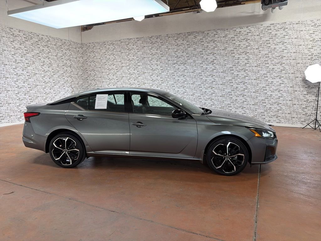 Used 2023 Nissan Altima 2.5 SR w/ SR Premium Package image 8