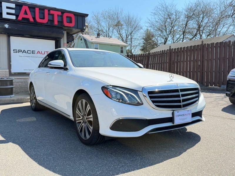 Used 2018 Mercedes-Benz E 400 4MATIC Sedan image 4