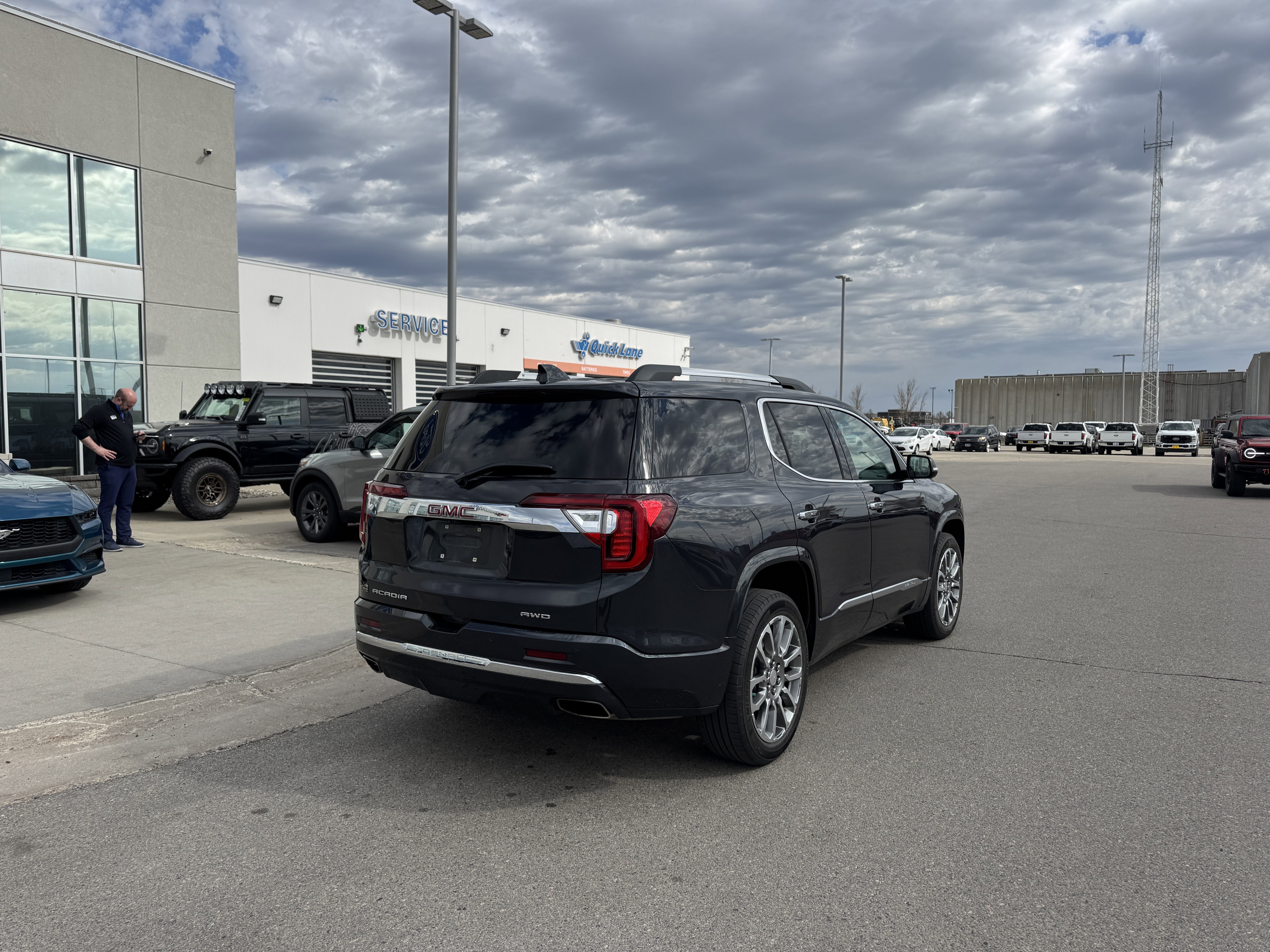 Used 2023 GMC Acadia Denali w/ Denali Ultimate Package AWD/4WD image 4