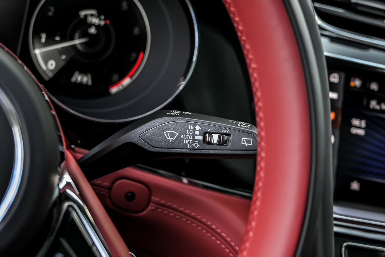 Used 2022 Bentley Bentayga AWD/4WD image 46