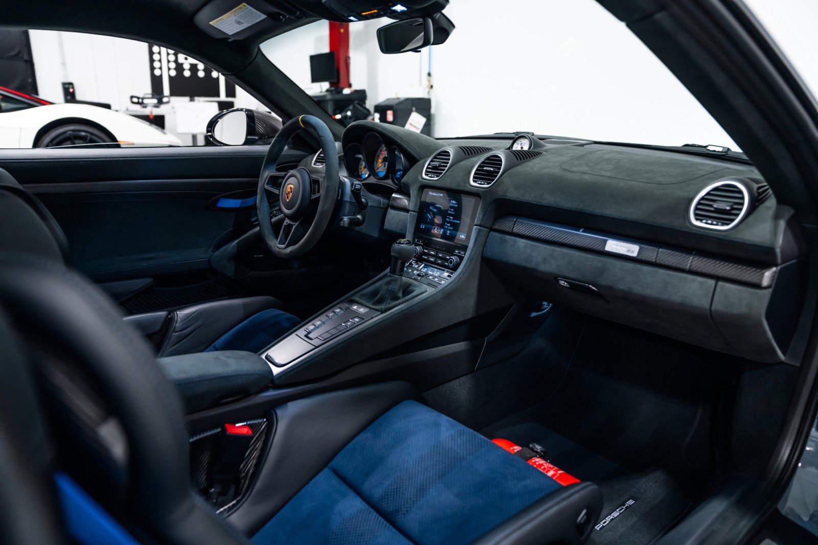 Used 2025 Porsche 718 Cayman GT4 RS image 32
