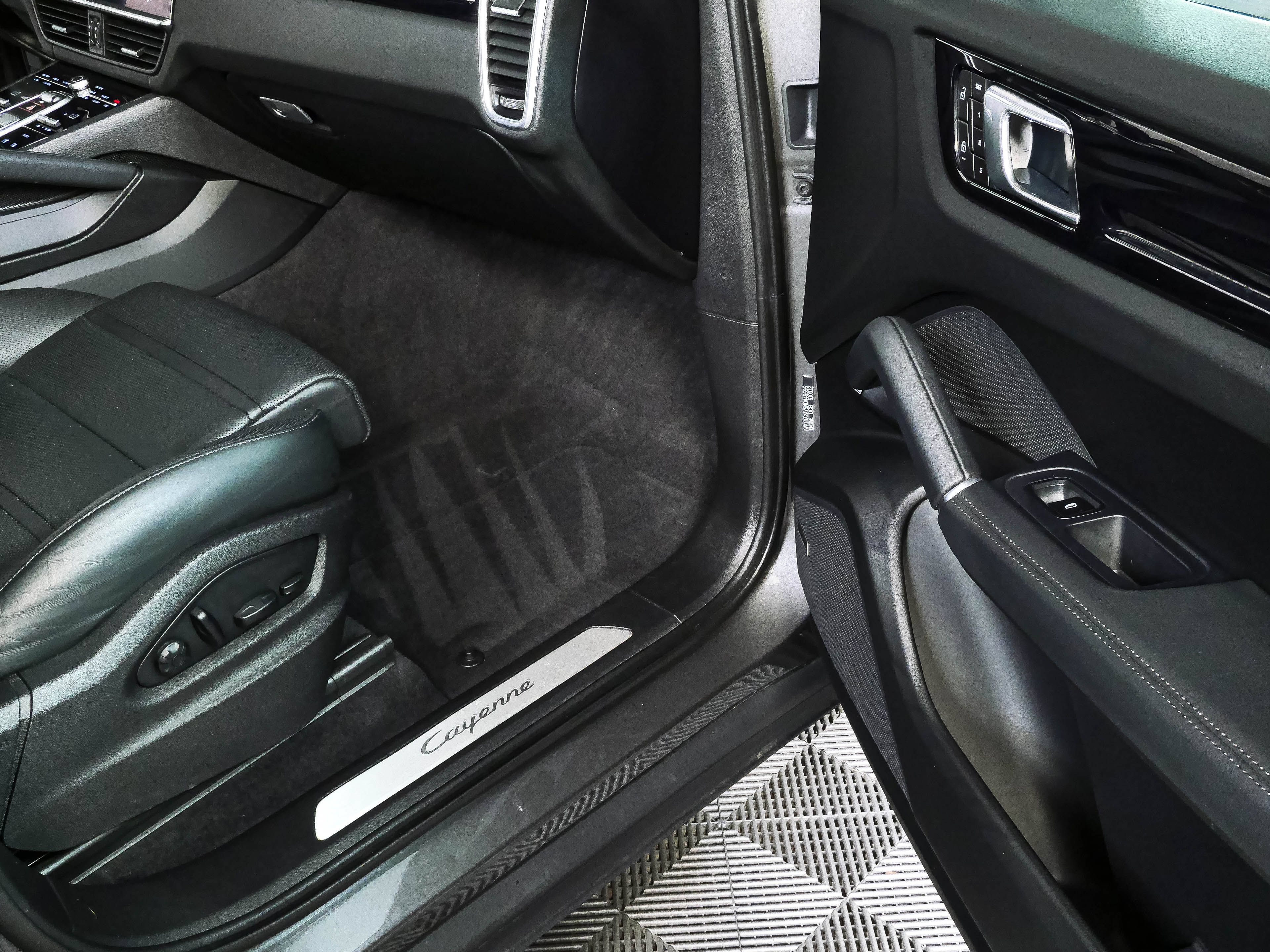 Certified 2022 Porsche Cayenne Coupe AWD/4WD image 27