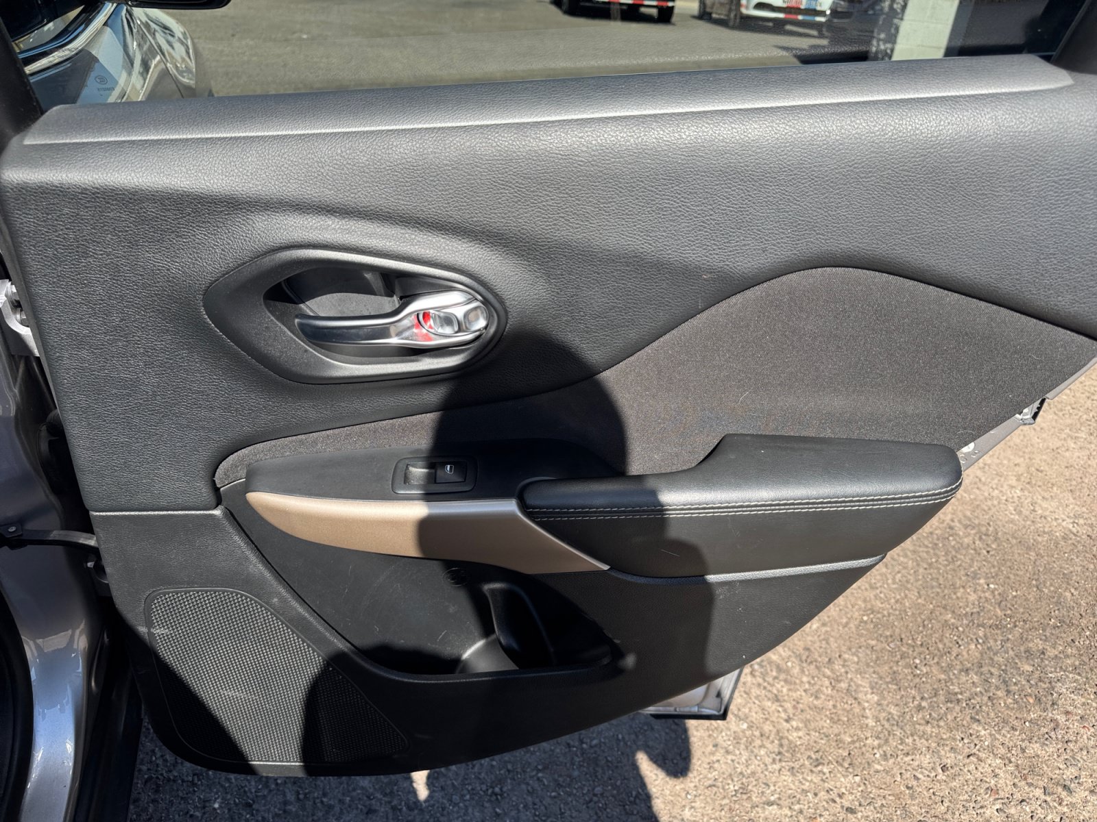 Used 2017 Jeep Cherokee Latitude w/ Comfort/Convenience Group FWD image 32