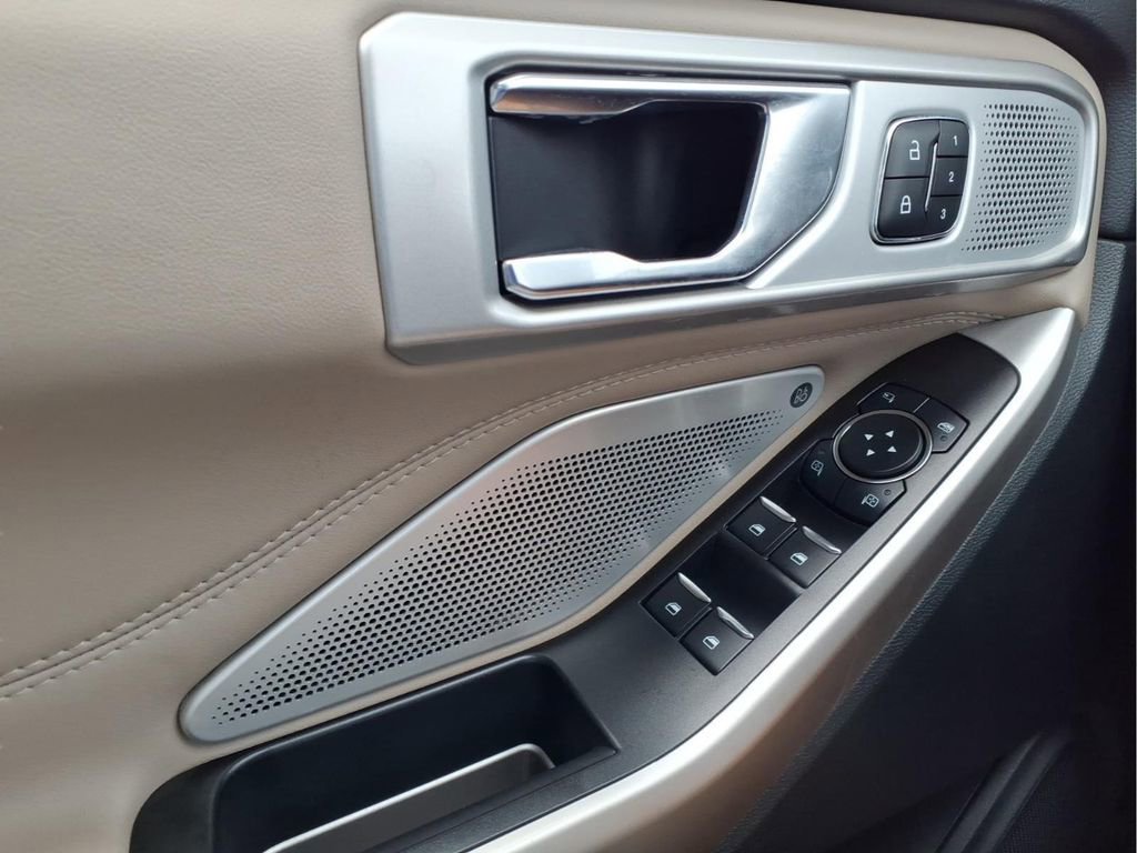 Used 2022 Ford Explorer Limited w/ Limited Technology Package image 30