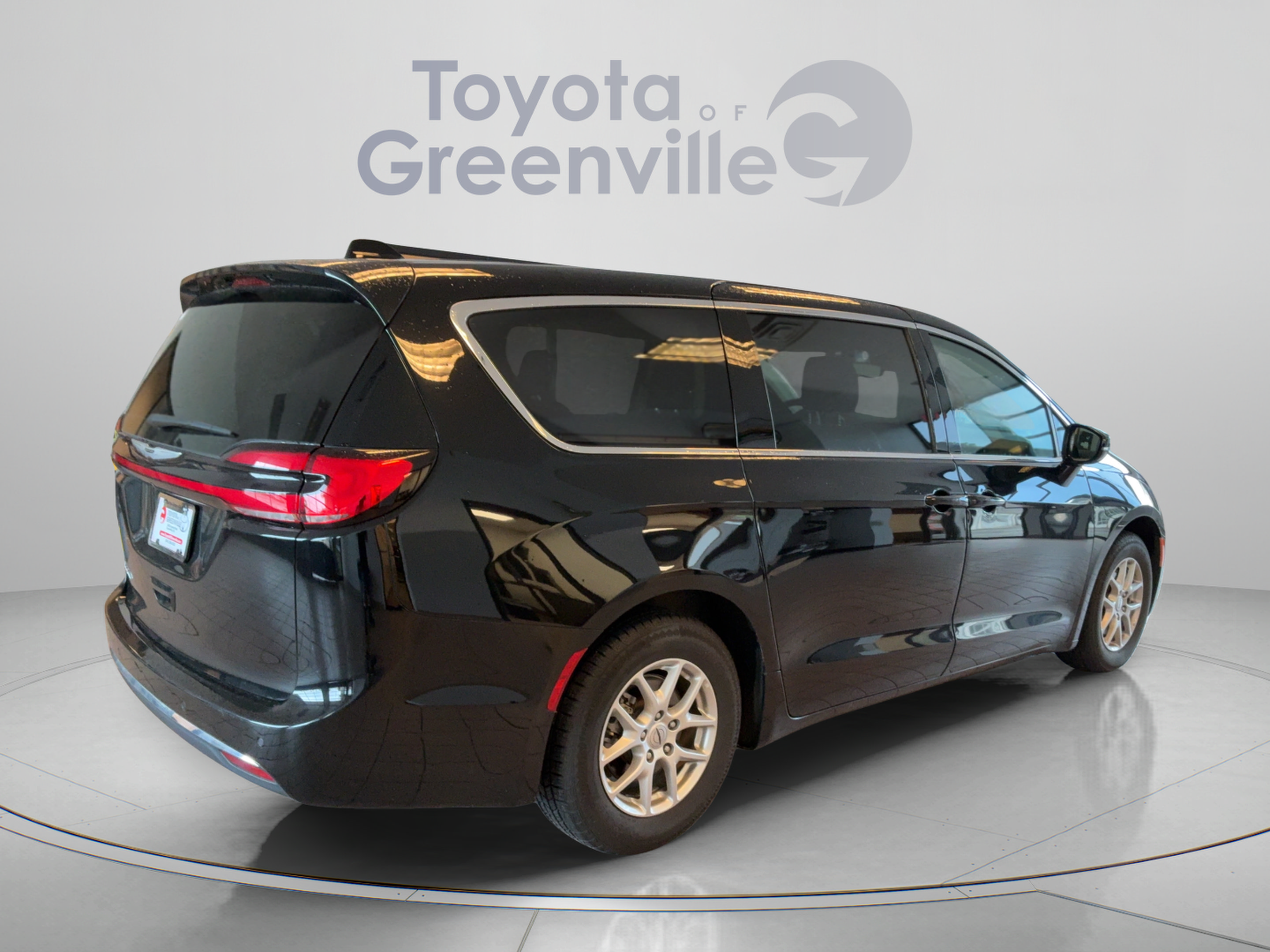 Used 2024 Chrysler Pacifica Touring-L FWD image 6