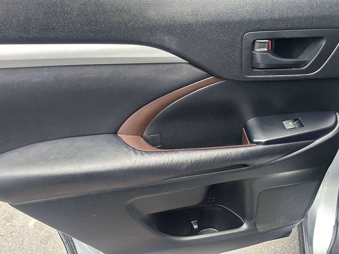 Used 2016 Toyota Highlander Plus FWD image 23