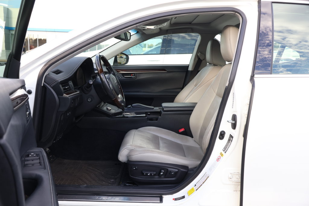 Used 2014 Lexus ES 350 w/ Ultra Luxury Package FWD image 10